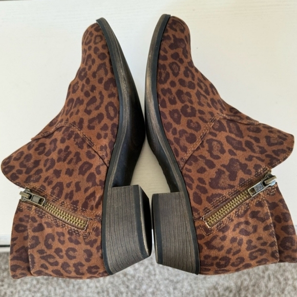 Sun & Stone Animal Print Side Zip Booties. Size 7W - Picture 4 of 7